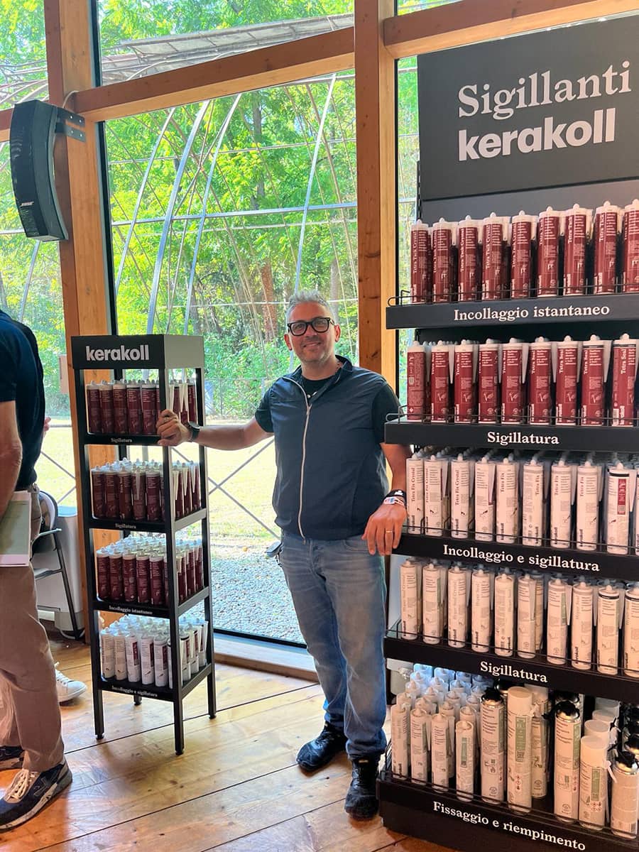 Marchetta Solutions consulente Kerakoll, Salvatore Marchetta accanto ad espositori di prodotti Kerakoll